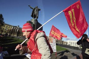 Россия. Санкт-Петербург. Митинг компартии Коммунисты России. В день 100-летия Великой Октябрьской Социалистической Революции Компартия Коммунисты России проводит митинг на площади Ленина у Финляндского вокзала в Санкт-Петербурге 7 ноября 2017.